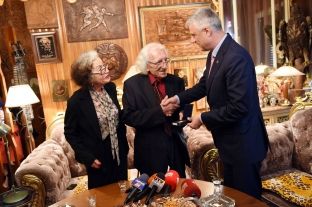 Thaçi dekoron Agollin me “Urdhrin e Pavarësisë” për ditëlindjen e tij të 85-të
