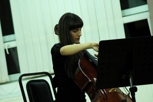 Rrugëtimi i violonçelistes deri në “Identitet”