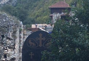 Kisha Ortodokse Serbe ndërhyri jashtëligjshëm në kompleksin e Manastirit në Prizren