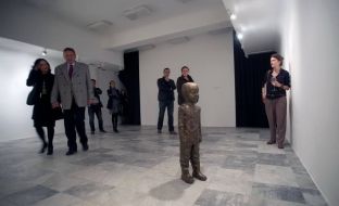 Skulptori që konteston realitetin