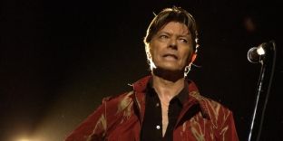  David Bowie nderohet para ceremonisë Grammy