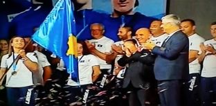 Thaçi ia dorëzon flamurin Majlinda Kelmendit [foto]