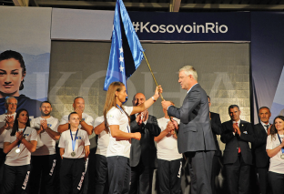  Majlinda pranon flamurin me shpresën për ta ngritur lart në Rio