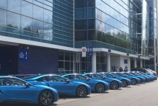  Leicesteri ia dhuron nga një BMW i8 secilit lojtar