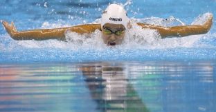 Refugjatja që shpëtoi 20 jetë në Mesdhe, fiton në 100m not