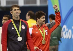 Phelps mposhtet nga adhuruesi i tij