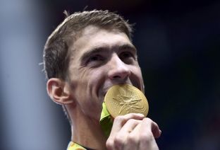 Phelps e përfundon karrierën Olimpike me medalje të artë