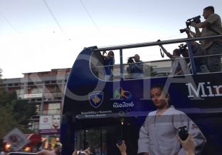  Mijëra qytetarë përshëndesin Majlindën në Prishtinë, stacioni i radhës në Pejë