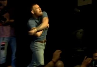  Luftë me shishe uji në konferencën për media të meçit McGregor-Diaz në UFC