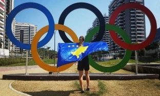 Asllani në finale me Suedinë merr flamurin e Kosovës në krah