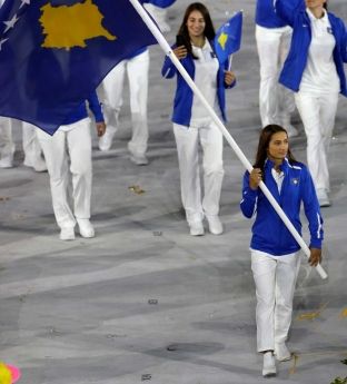 Flamuri që barti Majlinda në Rio përfundon te një shqiptar në Angli