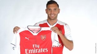  Arsenali kompleton transferimin e Perezit