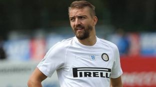 Interi largon Erkinin një muaj pasi e transferoi