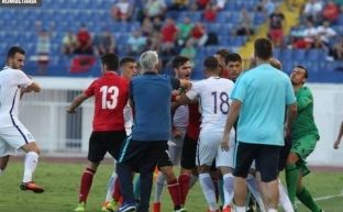 Grushte mes lojtarëve në ndeshjen Shqipëri – Greqi