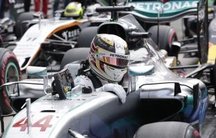 Hamilton në ‘pole position’ në Monza, dorëzohet Rosberg