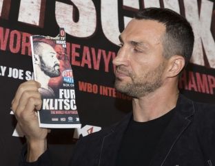 Klitschko i vetëm në konferencë, Furyt i prishet makina