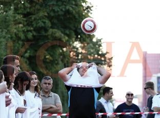 Agushi “dhuron” rekordin e ri të botës për humanizëm