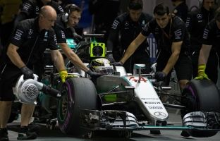 Nico Rosberg i pari në provat zyrtare në Singapor