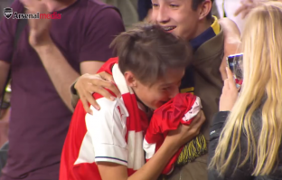 Ozil ia realizon ëndrrën fansit të Arsenalit [video]
