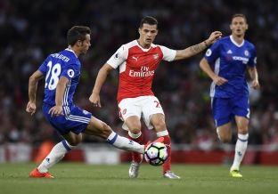 Fansat e Arsenalit i kërkojnë Xhakës të godas nga largësia [video]