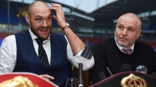 Trajneri i Tyson Furyt i bindur se boksierit nuk do t’i merren titujt