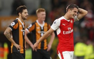 Fansat e Arsenalit i kushtojnë këngë Granit Xhakës [video]
