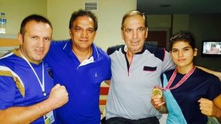 Kampionia e re e boksit viziton Aziz Salihun