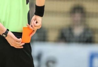  Gjyqtari e futbollisti rrihen pas kartonit të kuq [video]