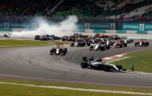 Hamiltonin e tradhton motori; Red Bulli triumfon në Malajzi