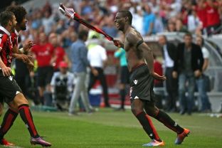 Balotelli me eurogol rikthen Nice në krye [video]