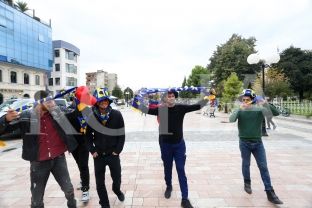 Kosovarët me këngë “ndezin” Shkodrën [video]