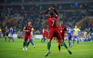 Ronaldo kompleton hetrikun [video]