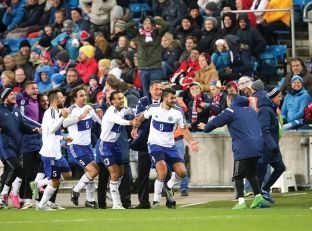Tifozët e San Marinos tallen me Anglinë e Argjentinën