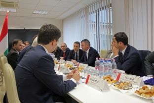 Hungaria përkrah Kosovën në infrastrukturë dhe edukim sportiv