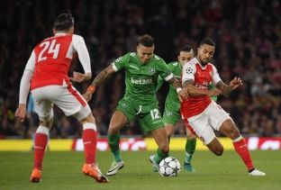  Walcott dyfishon epërsinë e Arsenalit [video]