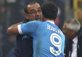 Sarri tregon si do ta përshëndesë Higuainin në ndeshjen Juventus-Napoli