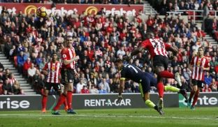 Sanchez me një gol të bukur me kokë kalon Arsenalin në epërsi [video]