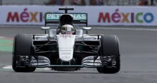 Hamilton fiton garën e Meksikës, presion ndaj Rosberg
