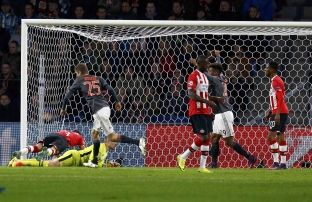 Lewandowski ia sjell fitoren e radhës Bayernit, Atletico mban kreun