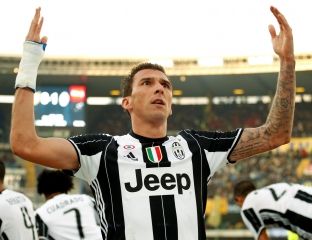  Fitore të ngushta për Juven e Milanin