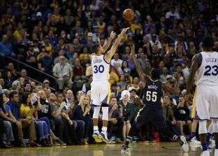 Curry thyen rekordin e trepikëshave në NBA [video]