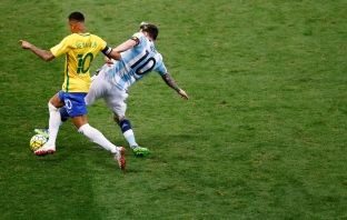 Brazili “shkel” Argjentinën në rrugën për Botëror [video]