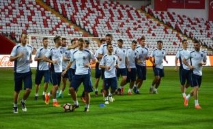 Përfaqësuesja e Kosovës mbërrin në stadium