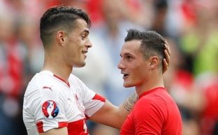 Granit Xhaka në përkrahje të Kosovës e Shqipërisë, pret gol nga Taulanti
