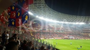 Atmosferë e zjarrtë në stadiumin “Antalya” në Turqi [foto/video]