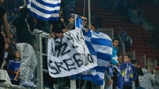 Banderola serbisht që ngjalli reagimin boshnjak në ndeshjen Greqi-Bosnje [foto]