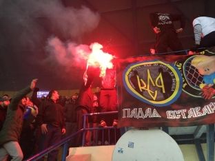 Fansat ukrainas djegin flamurin e Serbisë në miqësoren mes tyre [video]