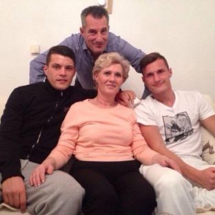 Familja Xhaka për Ditën e Flamurit uron që shqiptarët të jenë të bashkuar