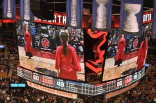 “Air Canada Center” sërish vishet Kuq e Zi [video]