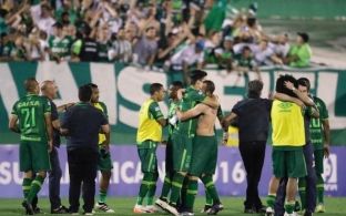 Klubi brazilian tregon festën e fundit të futbollistëve që vdiqën në tragjedi [video]